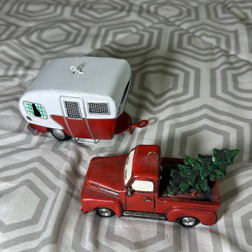 Nostalgic retro pickup with Xmas tree and retro trailer ornaments.
Bundle of 2